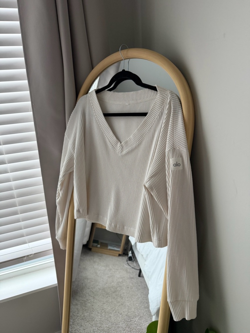 ALO Ribbed Muse V-Neck Ivory Pullover